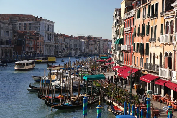 Verkehr in Venedig auf dem Canal Grande, Italien — Stockfoto
