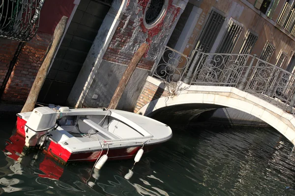 Venedig allein mit Boot auf Kanal in Italien — Stockfoto