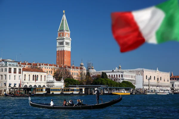 Venetië met gondel op canal Grande in Italië — Stockfoto