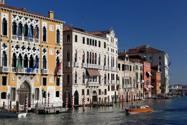 Βενετία μεγάλο κανάλι με το θαλάσσιο λεωφορείο στην Ιταλία — Φωτογραφία Αρχείου