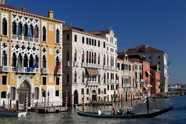 Wenecja z canal Grande i autobusu wodnego we Włoszech — Zdjęcie stockowe