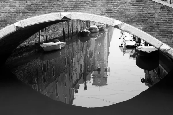 Venezia med kanal i Italia – stockfoto
