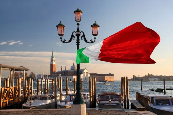 Венеция с флагом Италии — стоковое фото