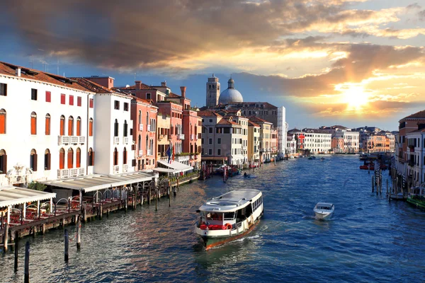 Velence a Canal Grande csatornára és a vízibusz, Olaszország — Stock Fotó