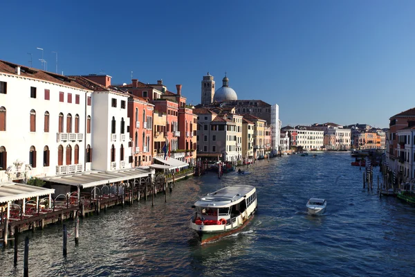 Velence a Canal Grande csatornára és a vízibusz, Olaszország — Stock Fotó
