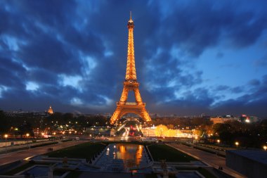 Paris - Nisan 02: hafif performans gösterisi 02 Nisan 2011 tarihinde Paris'te. Eyfel Kulesi Tour Eiffel, 324 metrelik (1.063 ft) kısaltmasıdır. anıt, 1889 yılında inşa edilmiş, seyirci üzerinde 7 milyonlar.
