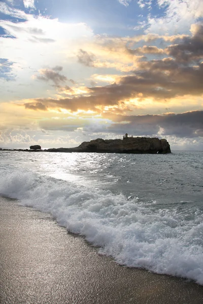 波と岩の素晴らしいビーチ — ストック写真