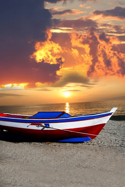 Fishing boat against beautiful sunset — Stock Photo, Image