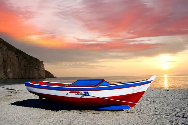 Рибальський човен проти красивого заходу сонця — стокове фото