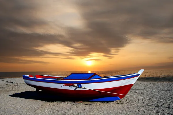 Рибальський човен проти красивого заходу сонця — стокове фото