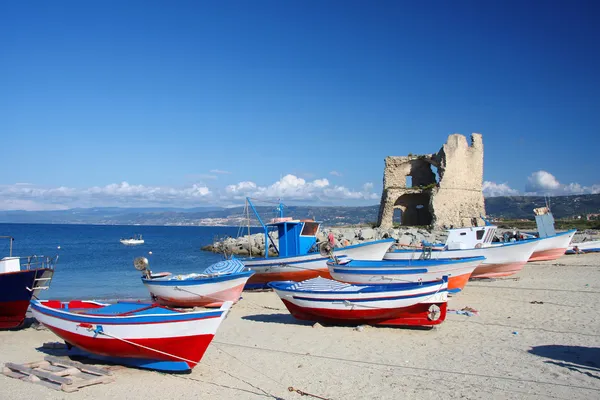 Gyönyörű színes csónakok, kikötő, Briatico, Calabria, Olaszország — Stock Fotó