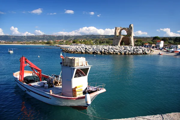 Belle barche colorate in porto, Briatico, Calabria, Italia — Foto Stock
