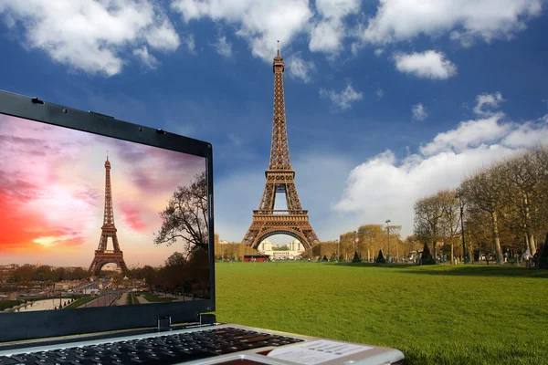 Frühlingsmorgen mit eiffelturm und laptop, paris, franz — Stockfoto