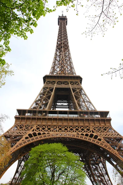 Berühmter eiffelturm in paris, frankreich — Stockfoto