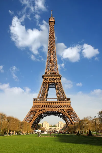 Slavná Eiffelova věž v Paříži, Francie — Stock fotografie