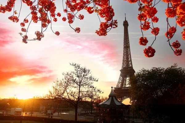Париж, Эйфелева башня весной — стоковое фото