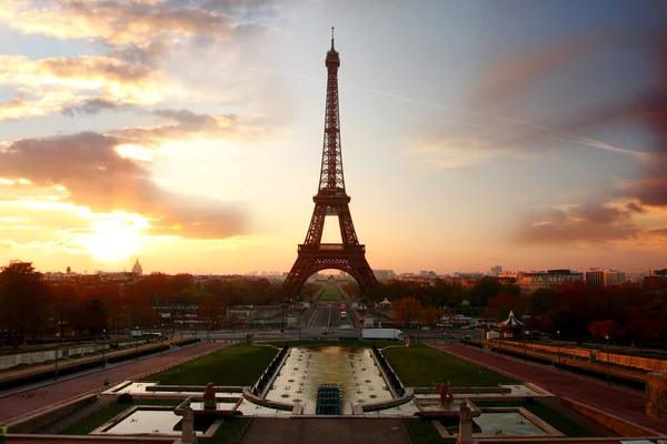 PARIS - ABRIL 02: Light Performance Show em 02 de abril de 2011 em Paris. A Torre Eiffel tem 324 metros de altura. Monumento foi construído em 1889, atendimento é de mais de 7 milhões — Fotografia de Stock