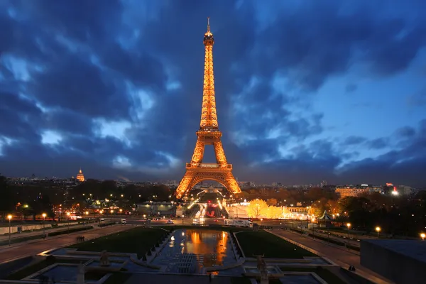 Paryż - 02 kwietnia: światła wydajności Pokaż 02 kwietnia 2011 w Paryżu. Wieża Eiffla stoi 324 metrów (1,063 stóp) wysokości. Pomnik został zbudowany w 1889 roku, frekwencja jest ponad 7 milionów — Zdjęcie stockowe