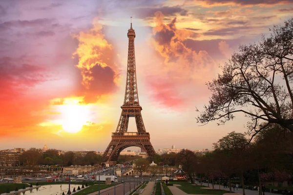 巴黎，埃菲尔铁塔的春天 — 图库照片