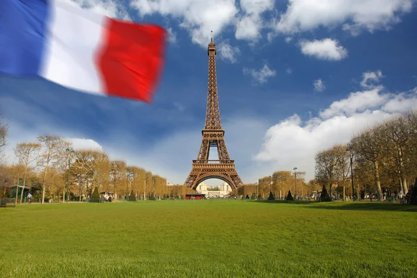 Torre Eiffel com bandeira em Paris, França — Fotografia de Stock