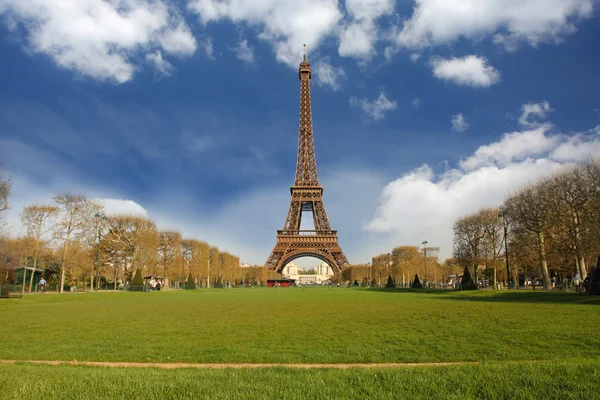 在巴黎，法国著名的埃菲尔铁塔 — 图库照片
