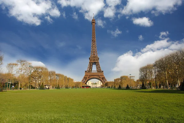 Wieża Eiffla w okresie wiosennym, Paryż, Francja — Zdjęcie stockowe
