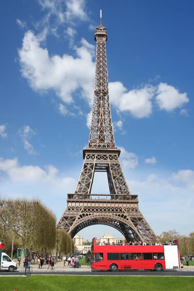 在春天、 巴黎、 法国的埃菲尔铁塔 — 图库照片