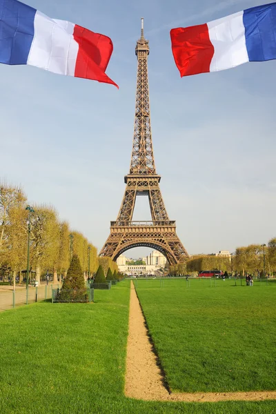 Wieża Eiffla z flagą w Paryż, Francja — Zdjęcie stockowe