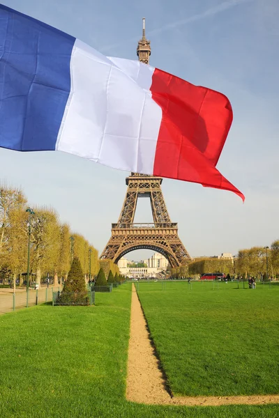 Torre Eiffel com bandeira em Paris, França — Fotografia de Stock