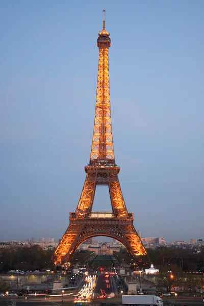 与春天树、 巴黎、 法国著名的埃菲尔铁塔 — 图库照片