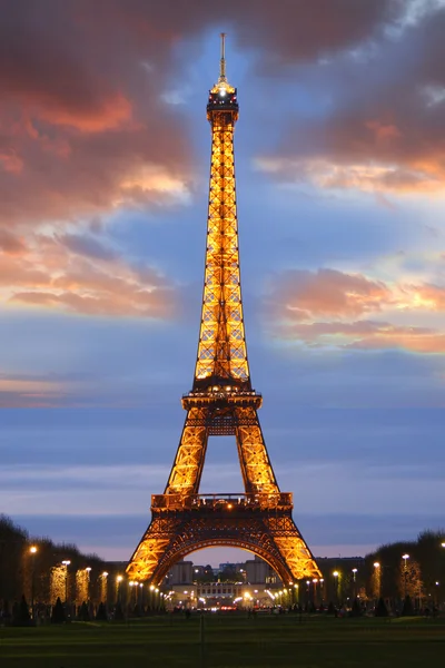 Διάσημο πύργο του Άιφελ με άνοιξη δέντρο, Παρίσι, Γαλλία — Φωτογραφία Αρχείου