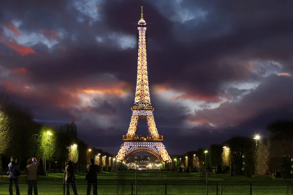 Paris - april 02: ljus prestanda show på den 02 april, 2011 i paris. Eiffeltornet står 324 meter (1,063 ft) lång. monumentet byggdes 1889, närvaro är över 7 miljoner — Stockfoto