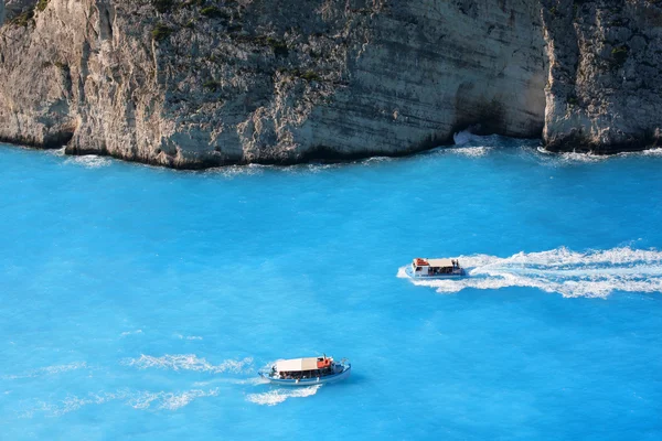 Hastighet båt på det azurblåa havet — Stockfoto