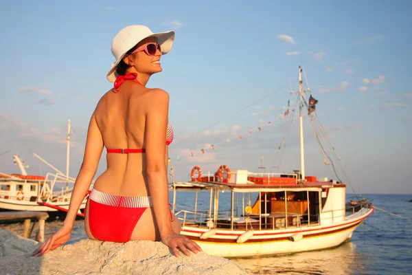 Kvinna under sommaren koppla av på stranden — Stockfoto