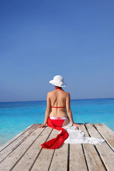 Kobieta latem się zrelaksować na plaży — Zdjęcie stockowe