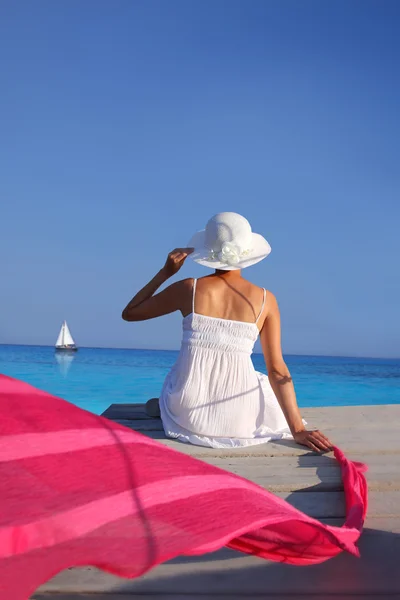 Σέξι γυναίκα στην Λευκή φόρεμα χαλαρωτικό κατά γαλάζια θάλασσα — Φωτογραφία Αρχείου