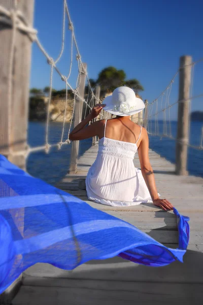 Jolie femme sur pont en bois avec écharpe bleue — Photo