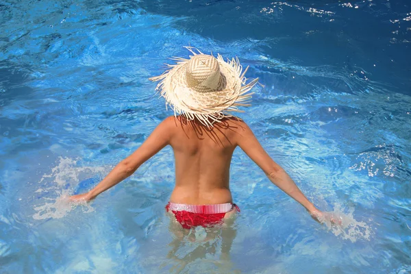 Mujer en la piscina durante la temporada de verano — Foto de Stock