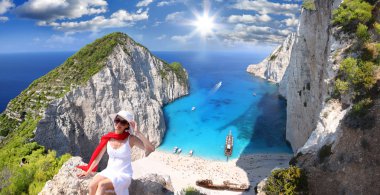 navagio plaj uçurumun üzerinde bir kadın