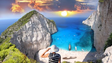 navagio plaj uçurumun üzerinde bir kadın