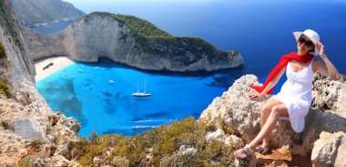 navagio plaj uçurumun üzerinde bir kadın