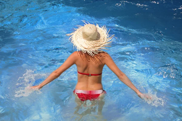 Mujer en la piscina durante la temporada de verano —  Fotos de Stock