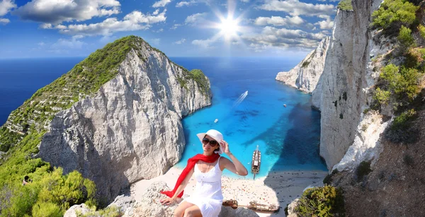 Navagio пляж з жінкою на скелі — стокове фото