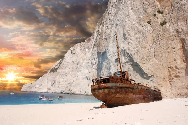 Navagio strand met schip-wrak in zakynthos, Griekenland — Stockfoto