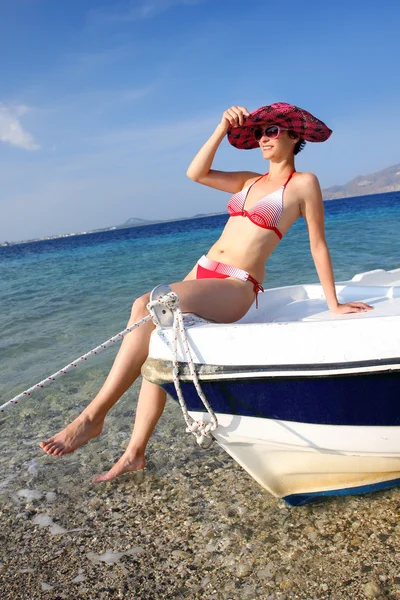 Сексуальная женщина на лодке — стоковое фото