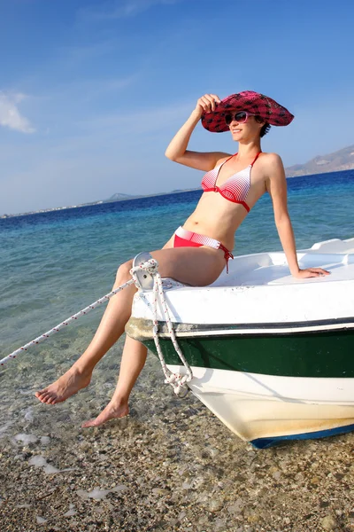 Сексуальная женщина на лодке — стоковое фото