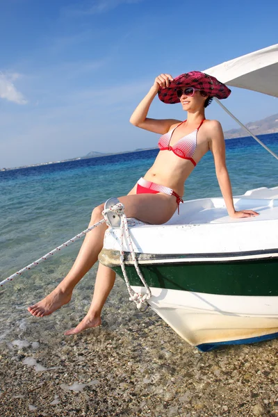 ボート上でセクシーな女性 — ストック写真