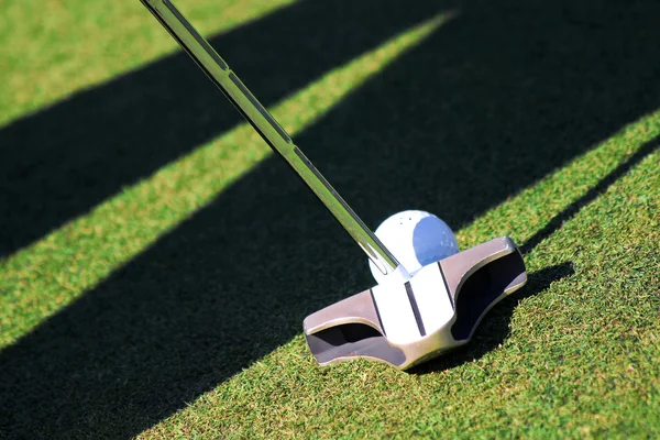 Golfbal en -club — Stockfoto