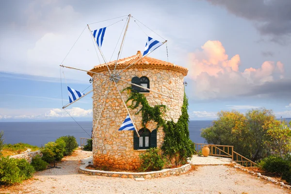 Traditionele windmolen in Griekenland met Griekse vlaggen — Stockfoto