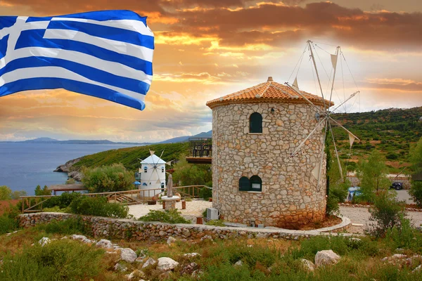 Moinho de vento tradicional na Grécia com bandeiras gregas — Fotografia de Stock